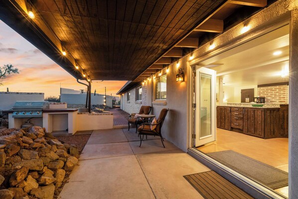 Terrace/patio - Panoramic Mountain Views, Heated Pool, 2 Kitchens (Tucson)