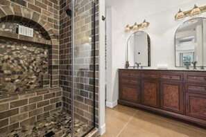 Douche, sèche-cheveux, serviettes fournies, shampoing