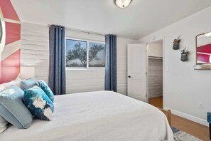 5 soverom, skrivebord, strykejern/-brett og reiseseng for barn