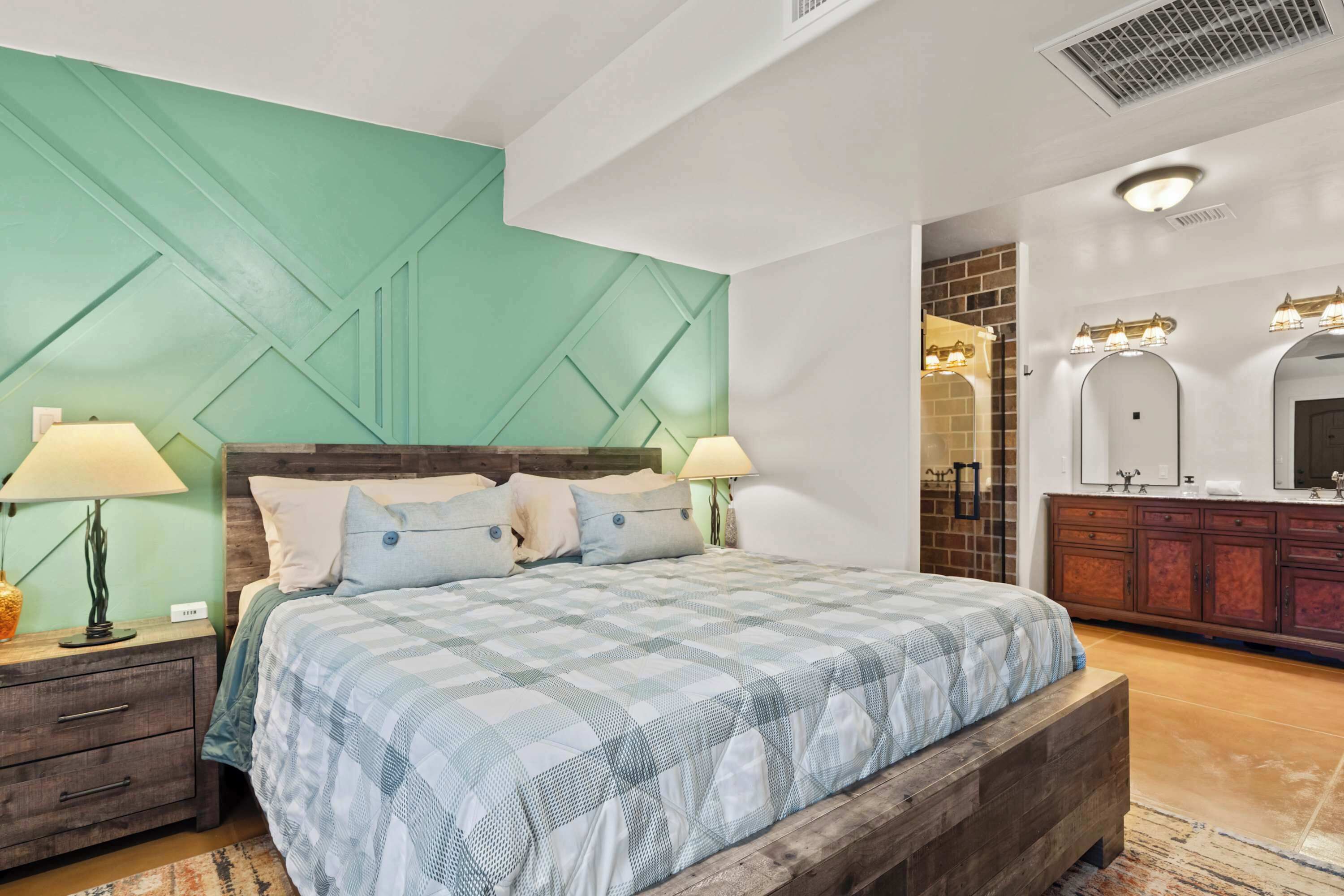 5 bedrooms, desk, iron/ironing board, travel crib