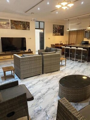 Interior - Sleep6-Casa Blanca-PrivateGarden-OffStreet-Kasoa (Kasoa)