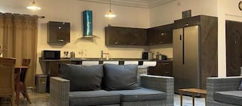 Sleep6-Casa Blanca-PrivateGarden-OffStreet-Kasoa