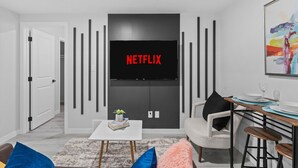 Living area - Classy | Stylish | 13 min to West Edmonton Mall (Edmonton)