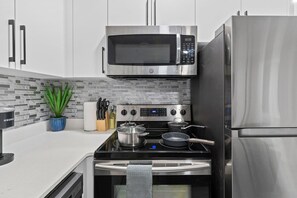 Refrigerador, microondas, horno y parrilla de estufa 