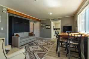 Family House | In-room dining - Historic  Gilchrist Waterfront Resort (Crescent)