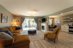 Living area - Historic  Gilchrist Waterfront Resort (Crescent)