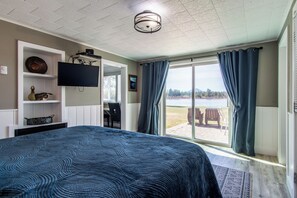 Lake view - Historic  Gilchrist Waterfront Resort (Crescent)