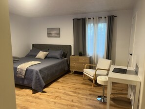 4 bedrooms, desk, iron/ironing board, WiFi