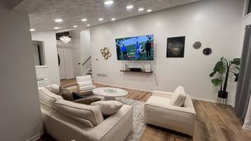 Smart TV, chimenea, estéreo y monitor de computadora