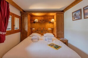 2 bedrooms, bed sheets