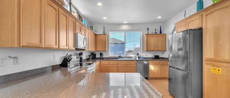 Refrigerador, microondas, horno y parrilla de estufa