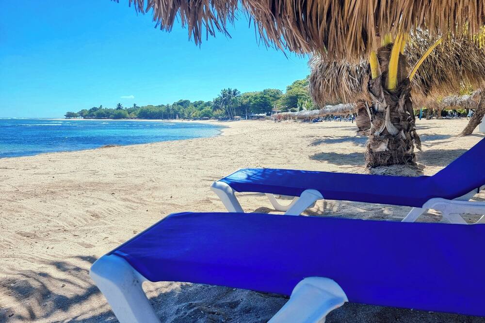 Costambar Ocean Breeze - Beachfront Apartment With Pool