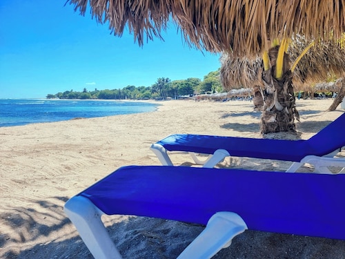 Costambar Ocean Breeze - Beachfront Apartment With Pool