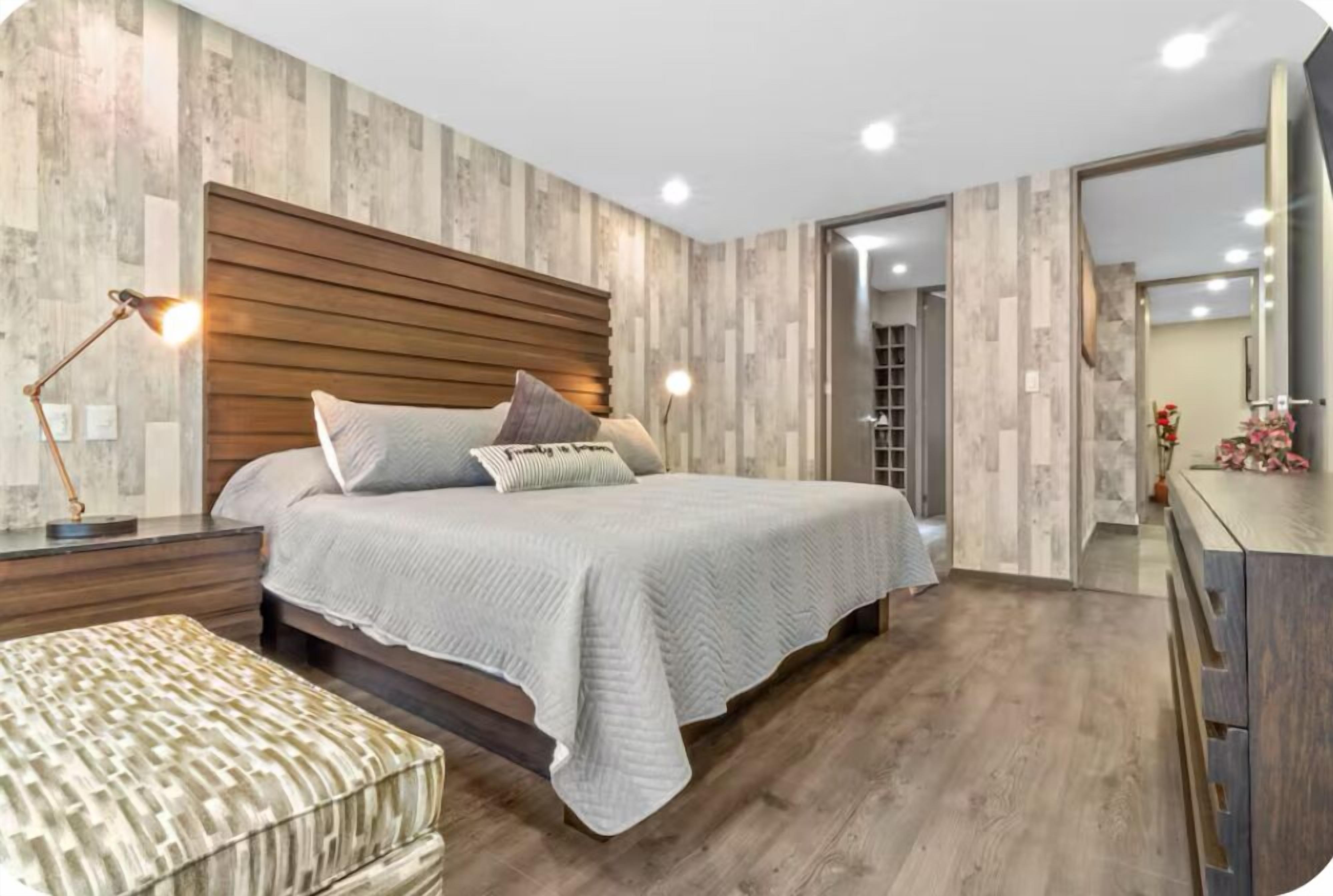 3 bedrooms, in-room safe, desk, iron/ironing board