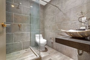 Dusche, Haartrockner, Handtücher, Seife