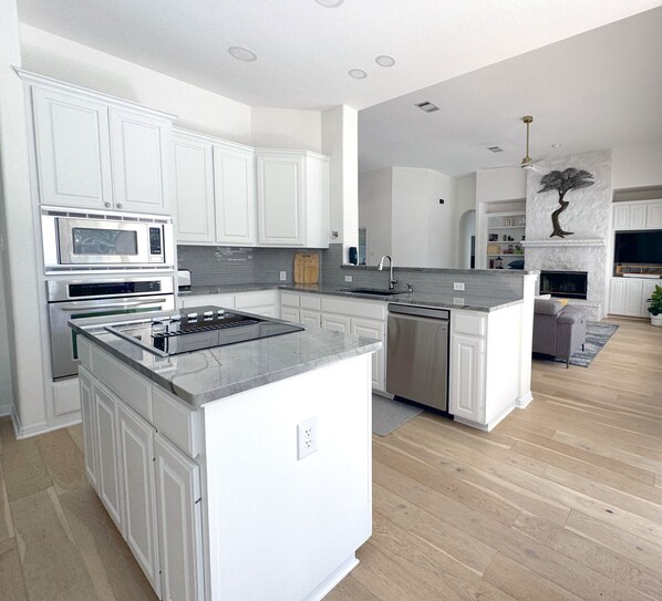 Køleskab, mikrobølgeovn, ovn, kogeplade