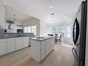 Køleskab, mikrobølgeovn, ovn, kogeplade