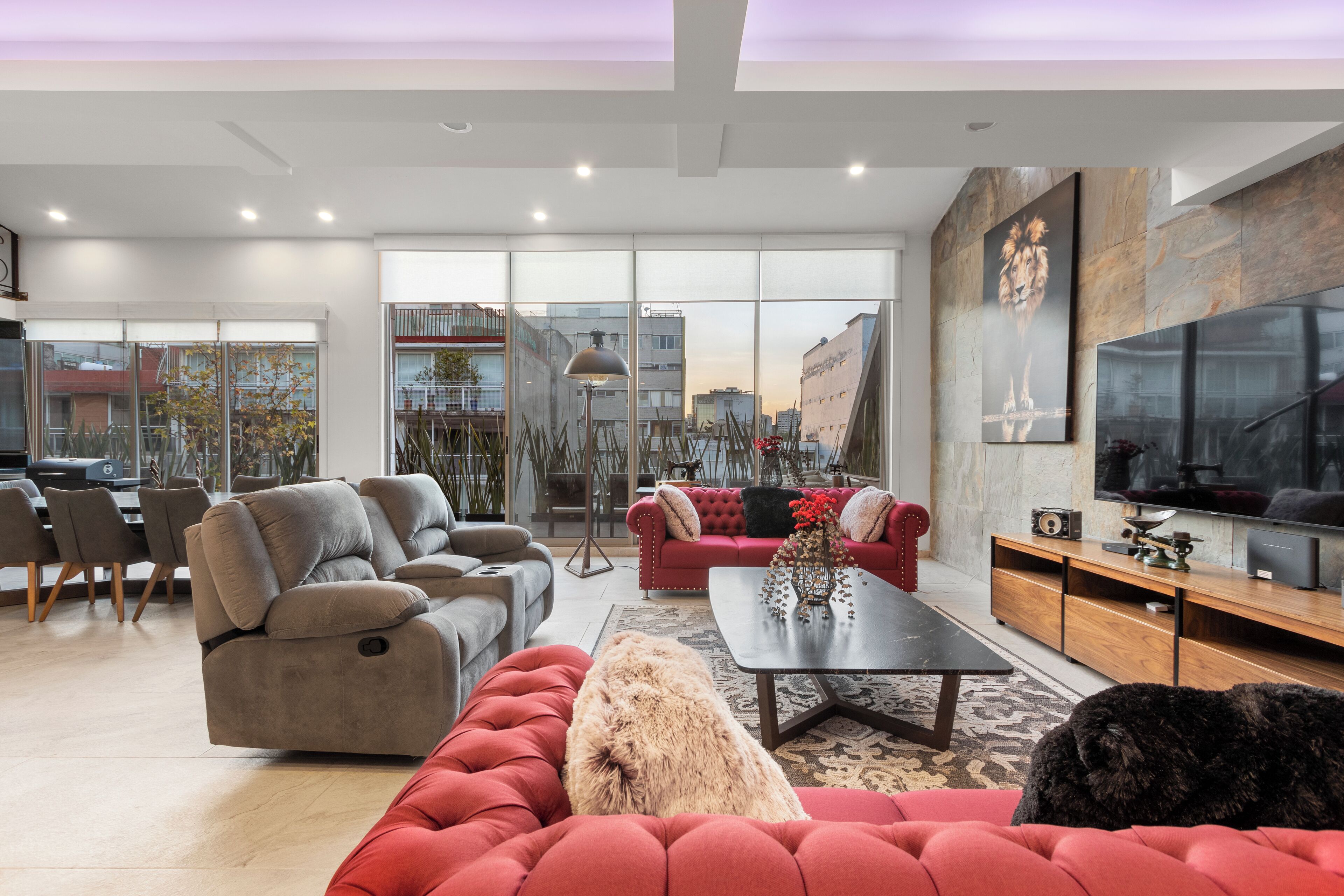 TV, pebolim, mesa de pingue-pongue