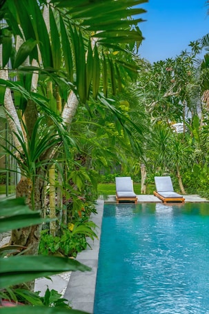 Una piscina al aire libre