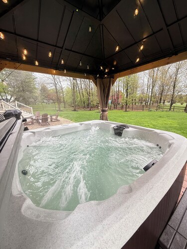 Cozy Ithaca Retreat - Fenced Yard - 7 min drive to Cornell - Ev Charger
