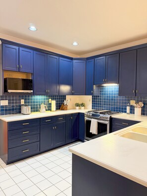 Private kitchen - Cozy Ithaca Retreat - Fenced Yard - 7 min drive to Cornell - Ev Charger (Ithaca)