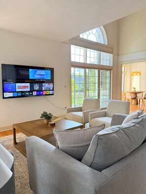 Living area - Cozy Ithaca Retreat - Fenced Yard - 7 min drive to Cornell - Ev Charger (Ithaca)