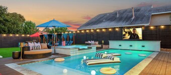 Most EPIC Austin Experience! Sleeps 14 + heated Pool + Spa + Cabanas + Speakeasy