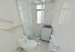Secadora de cabello, toallas, jabón, papel de baño 