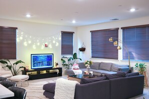 Una Smart TV, libros, una pantalla de ordenador