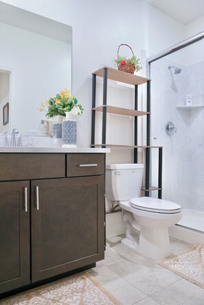 Doccia, asciugacapelli, bidet, asciugamani
