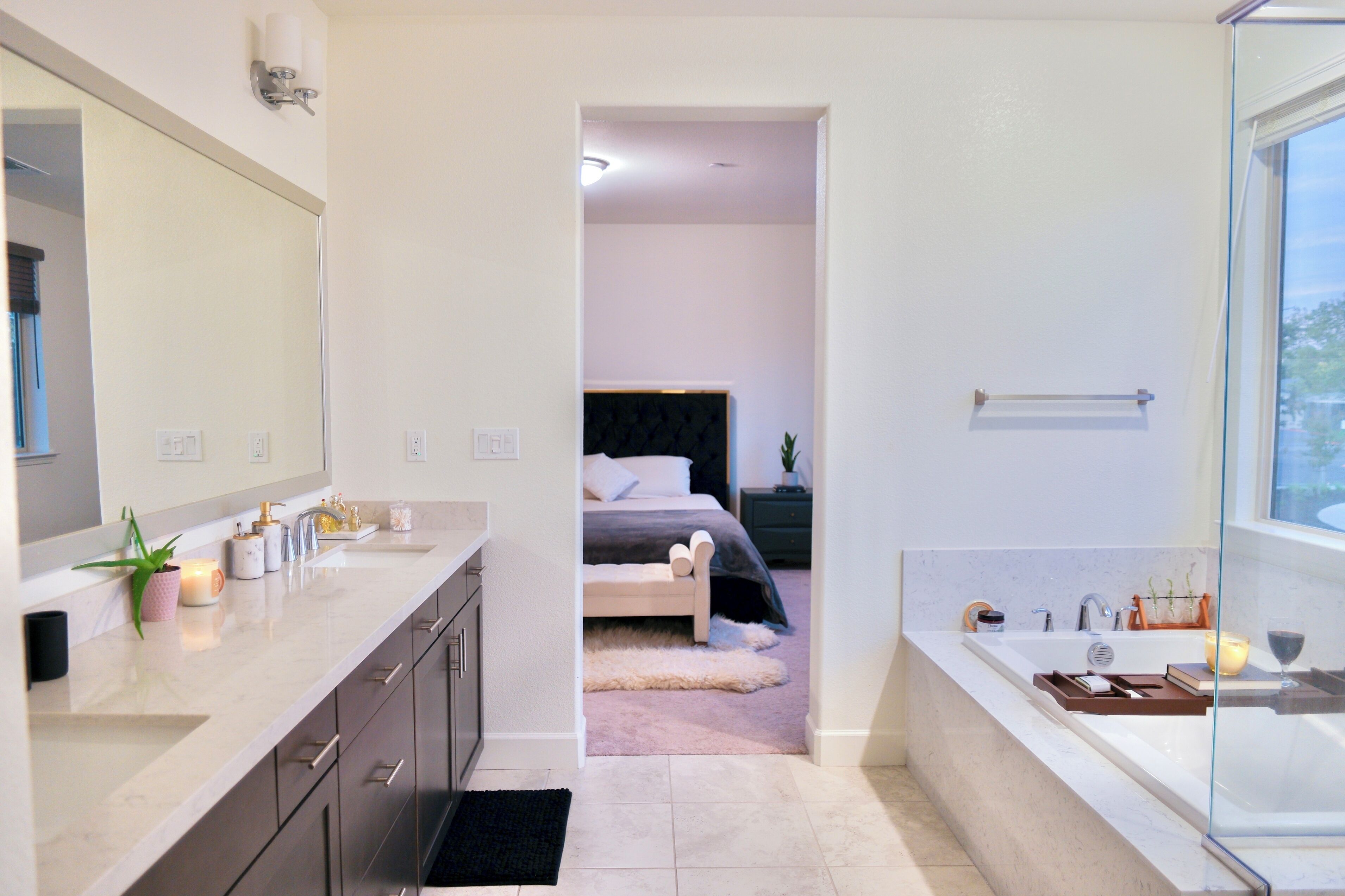 Een douche, een haardroger, een bidet, handdoeken