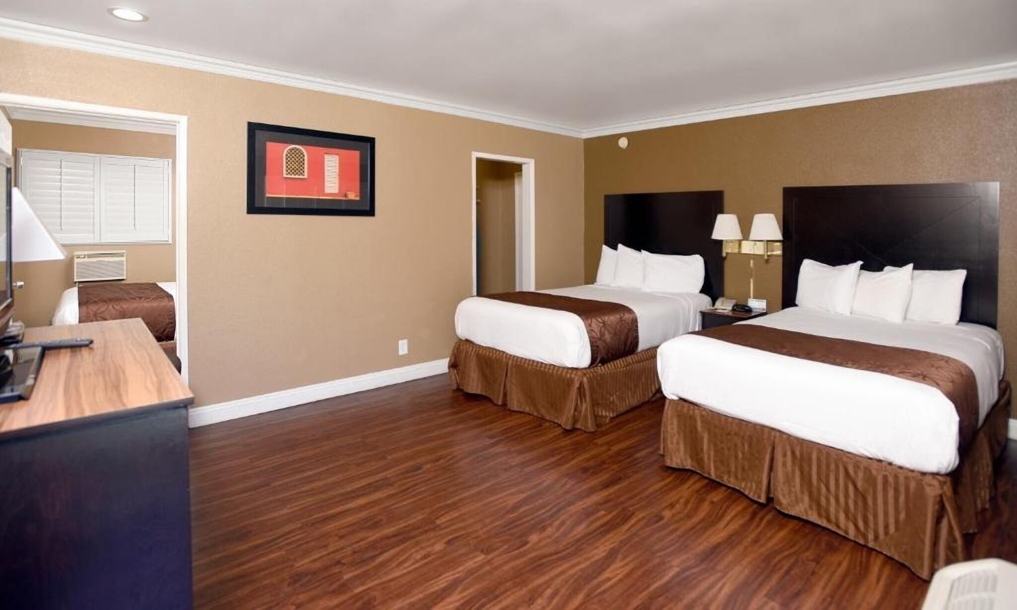 Ultimate Anaheim Adventure: Room Near Disneyland With Cozy Amenities - Anaheim