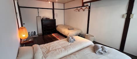 Basic-Dreibettzimmer | Zimmersafe, individuell dekoriert, individuell eingerichtet