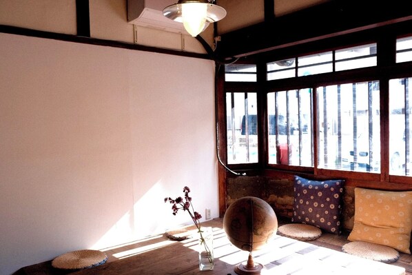 Lobby sitting area - lulu - Hostel (Kyoto)