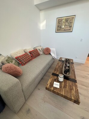 Smart-TV, bordtennis og stereoanlegg