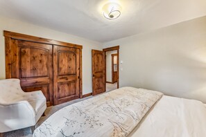 5 bedrooms, desk, WiFi, bed sheets - Breckenridge Escape with Hot Tub & Mountain Views (Breckenridge)