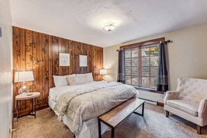 5 bedrooms, desk, WiFi, bed sheets