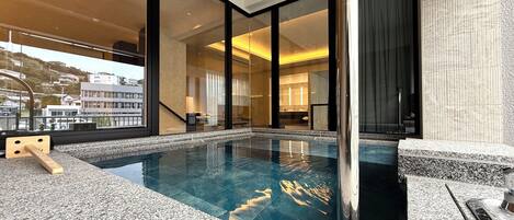 Luksussuite, balkong, hageutsikt | 1 soverom, safe på rommet, wi-fi (inkludert) og sengetøy