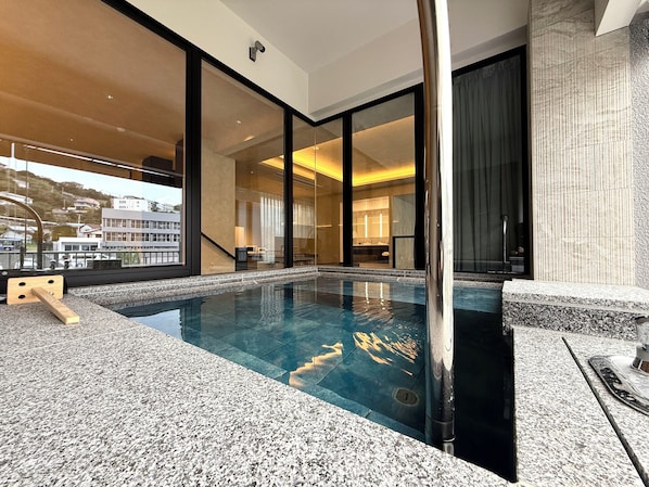 Suite de lujo, balcón, vistas al jardín | 1 dormitorio, caja fuerte, wifi gratis y ropa de cama