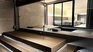 A modern bathroom with a large mirror, a shower area, and a wooden bench. - DOG HOTEL SHIRAHAMA (Shirahama)
