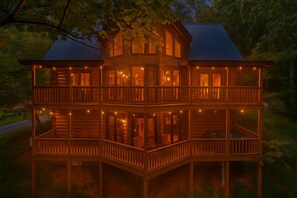 Exterior - 5 bedrooms + Tri-Level + Cinema + Speakeasy Game Room + Arcades (Gatlinburg)