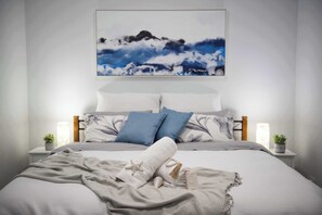 4 bedrooms, iron/ironing board, WiFi, bed sheets