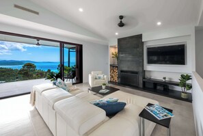 TV - 'Nine Islands' Airlie Beach Luxury Holiday Home with ocean views (Airlie Beach)