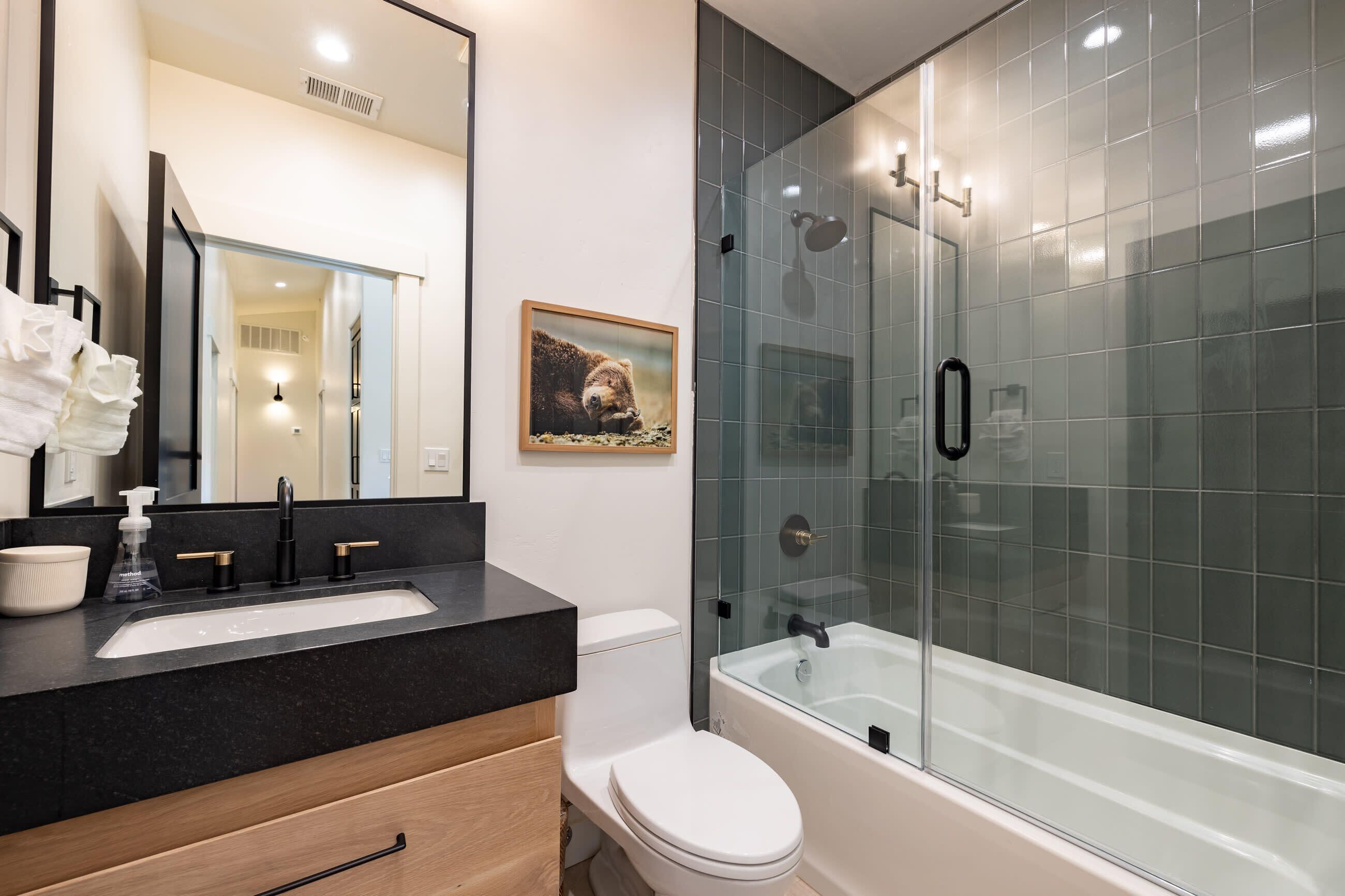 Een douche, een haardroger, handdoeken