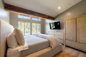 5 bedrooms, desk, iron/ironing board, WiFi