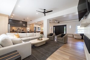 TV, fireplace, offices - Heavenly Paradise: Luxury Ski & Beach Escape (South Lake Tahoe)