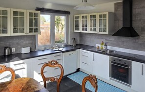 Fridge, oven, stovetop, dishwasher - Awesome apartment in Rörvik with WiFi (Rörvik)