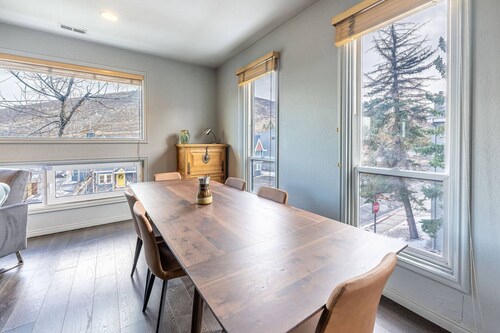 *Free Ski Rental* Freshly Updated Park City Condo | 300 Yards To Skiing | Hot Tub | Free Shuttle