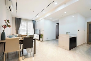 Appartamento Deluxe, 2 camere da letto, vista città | Area soggiorno | Smart TV 32 pollici con canali via cavo
