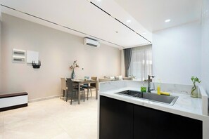 Appartamento Deluxe, 2 camere da letto, vista città | Area soggiorno | Smart TV 32 pollici con canali via cavo